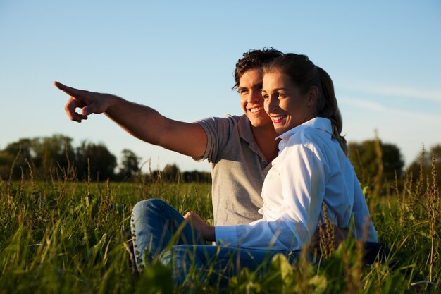 Paar auf der Wiese im Sonnenuntergang