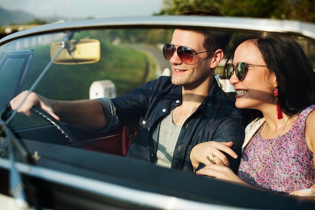 Paar Autofahren auf Autoreise unterwegs