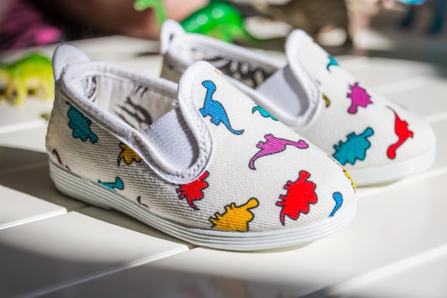 Paar Baby-Sneaker, Dinosaurier, bunte Stiefel, moderne, stilvolle, modische, trendige Schuhe für Kinder