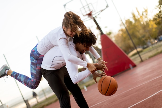 Paar Basketball spielen