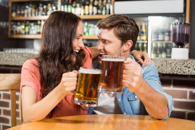 Paar beim Anstoßen mit Bier