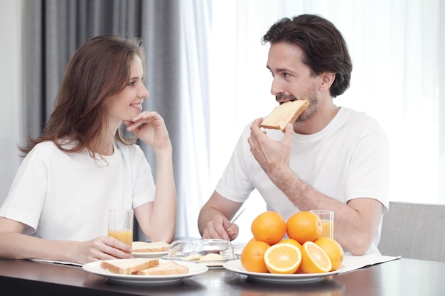 Paar beim gemeinsamen Frühstück zu Hause