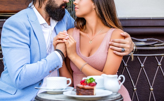 Foto paar beim kaffeetrinken im café kaffee trinken glückliches romantisches paar sitzt in einem café und trinkt kaffee junges paar trinkt cappuccino in der bar-café