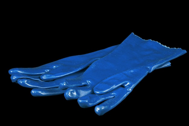 Paar blaue Gummihandschuhe isoliert auf schwarzem Hintergrund