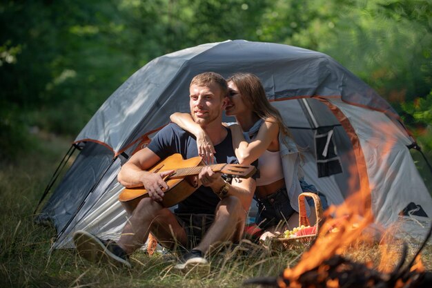 Paar Camping in der Nähe von Wald Hintergrund Natur und Lifestyle-Konzept romantische Liebhaber auf dem Land auf...