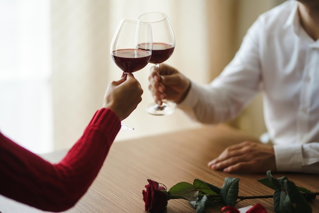 Paar Clink Gläser mit Rotwein Liebhaber geben einander Geschenke Schönes romantisches Abendessen