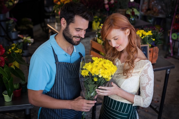 Paar, das Blumenstrauß hält