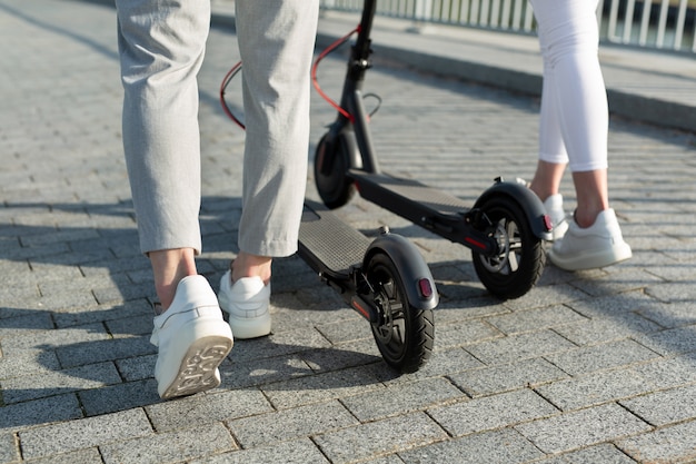 Paar, das Elektroroller durch die Stadt reitet