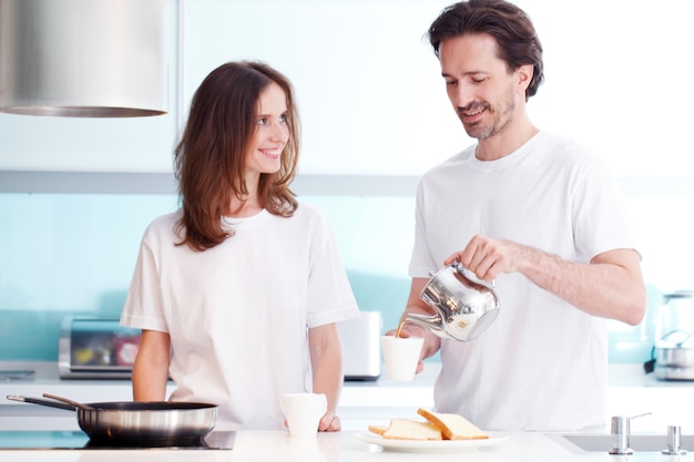 Paar, das Frühstück in der Küche kocht