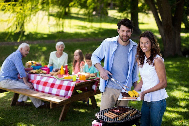 Paar, das Grill im Park vorbereitet