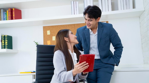 paar, das im büro arbeitet