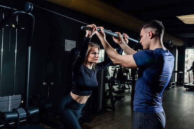 Paar, das im Fitnessstudio trainiert