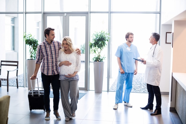 Foto paar, das im krankenhaus miteinander interagiert