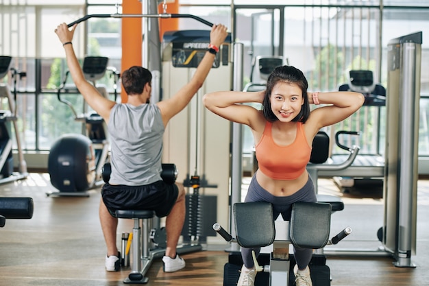 Paar, das in Fitnessgeräten trainiert