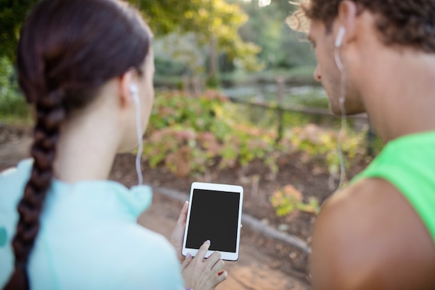 Paar, das Musik am Telefon hört