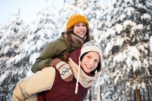 Paar, das Spaß im Winter hat