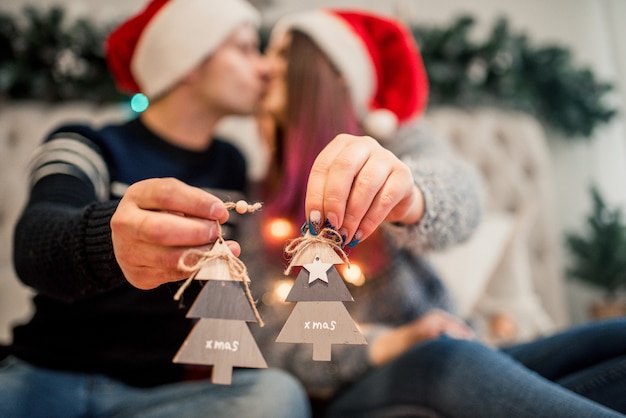 Paar, das Weihnachtsgeschenke einwickelt, nach Hause. Weihnachts Bastelbox.