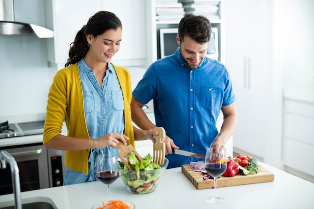 Paar, das zusammen in der Küche zu Hause kocht