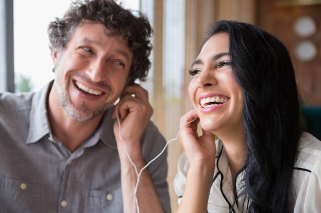 Paar, das zusammen Musik in der Cafeteria hört