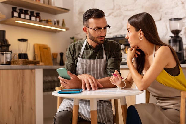 Paar diskutiert beim Eröffnen einer eigenen Cafeteria