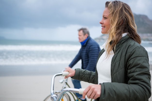 Foto paar fahrrad fahren am strand