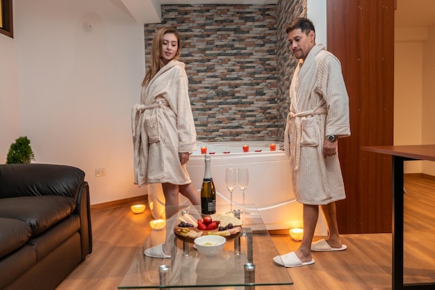 Paar feiert einen romantischen Abend zum Valentinstag in einem Hotel mit Whirlpool.