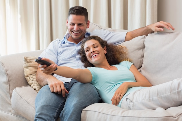 Paar Fernsehen im Wohnzimmer