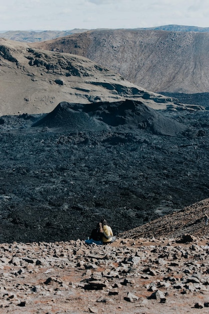 Paar Frau vor dem aktiven Vulkan Fagradalsfjall in Island Reisende und Wanderer lieben Island Besuchen Sie Island und sein Naturparadies-Konzept Reise- und Roadtrip-Stil