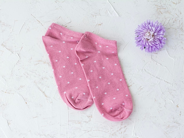 Paar Frauensocken auf rosa Hintergrund