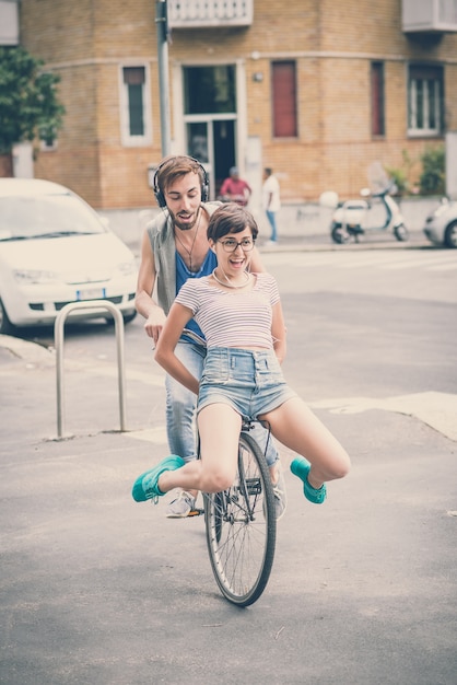 Paar Freunde junger Mann und Frau Fahrrad fahren