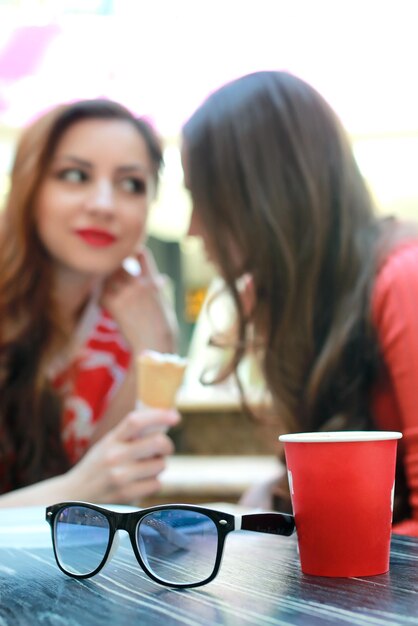 Paar Freundin Kaffee im Einkaufszentrum