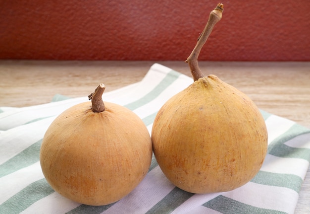 Paar frische reife Santolfrüchte, auch Wilde Mangostan genannt