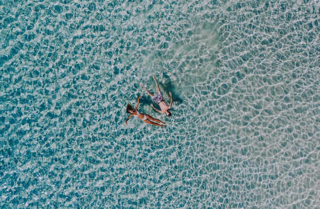 Paar genießen Zeit vor dem Strand in Coron. Konzept über Sommer, Lebensstil, Fernwehreisen und Natur