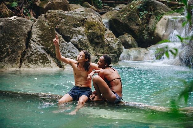 Paar genießt den Wasserfall