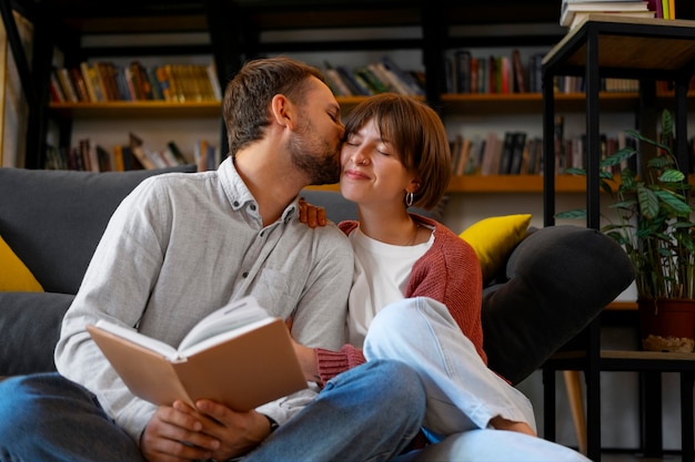 Foto paar genießt sein date im buchladen