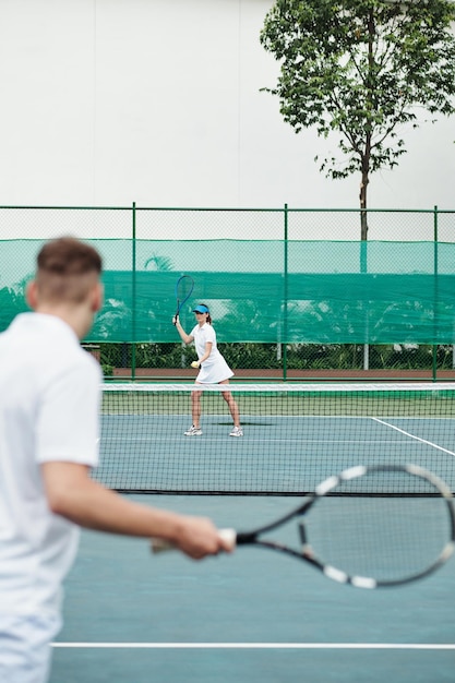 Paar genießt Tennis spielen