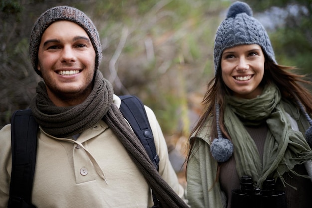 Paar glücklich und Wandern im Wald oder in der Natur für Reisen Abenteuer oder Urlaub für Erfahrung oder Fitness Mann Frau und Trekking im Freien im Wald für Cardio-Übungen oder Workout mit Pflege oder Rucksack