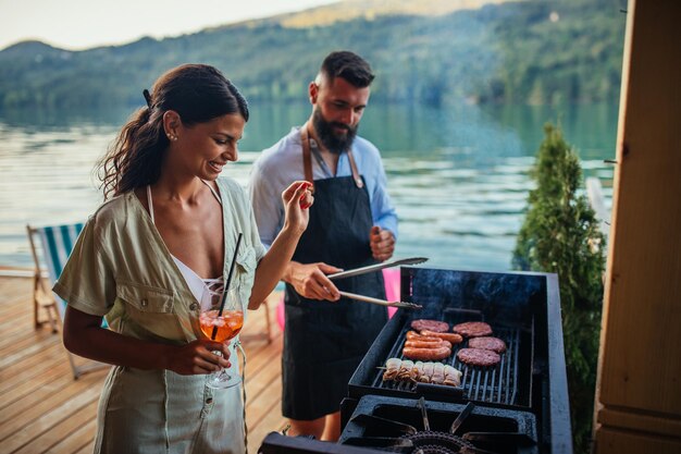 Paar grillt draußen