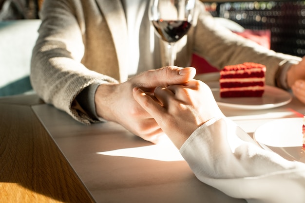 Paar händchenhalten im restaurant