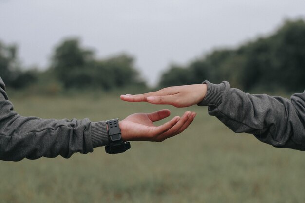 Paar Hand, die romantisch hält