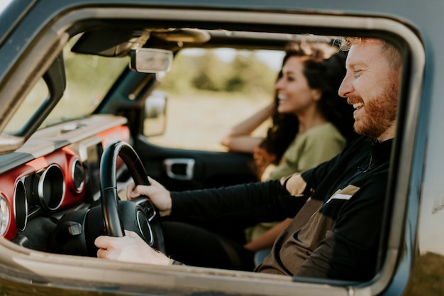 Paar hat Spaß auf Roadtrip