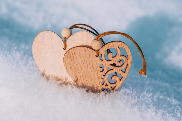 Paar Holzherzen im kalten frostigen Morgen Schnee Valentinstag Grußkarte Symbol der Liebe und ...