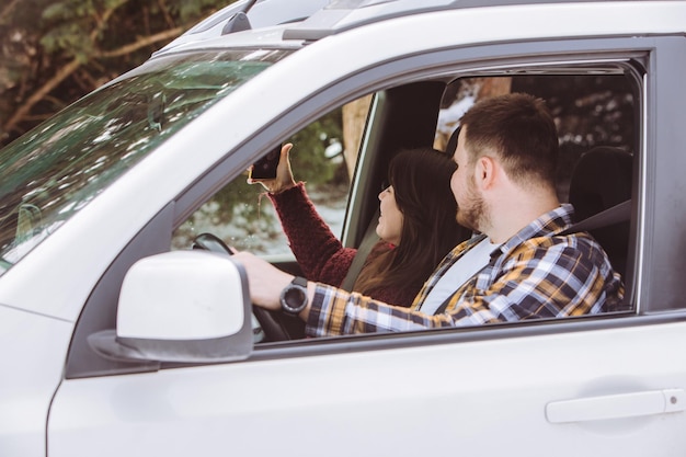 Paar im Auto sprechen bereit für Road Trip