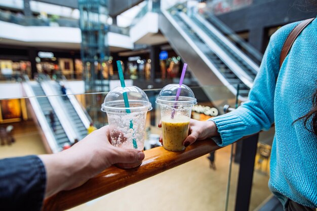 Paar im Einkaufszentrum macht Einkaufsgetränk-Smoothies-Lifestyle-Konzept