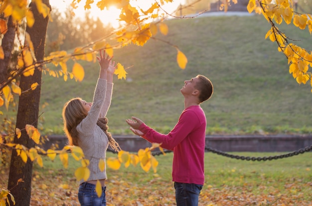 Paar im Herbstpark