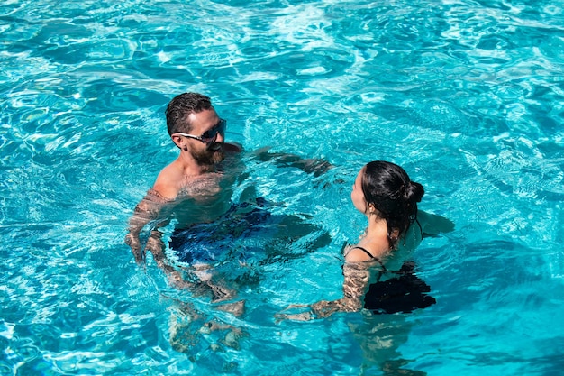 Paar im Pool Sommer Pool Resort Life Gewinner Hintern in Bikini Poolparty