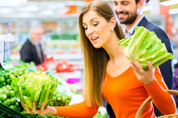 Paar im Supermarkt einkaufen Lebensmittel