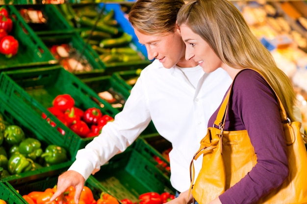 Paar im Supermarkt einkaufen Lebensmittel