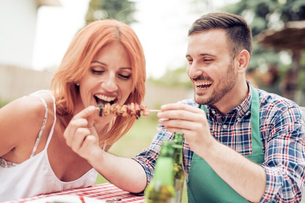 Foto paar im urlaub beim grillen