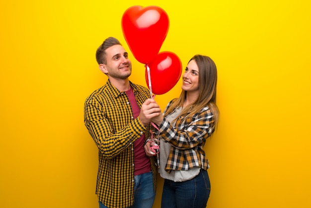 Paar im Valentinstag mit Ballons mit Herzform